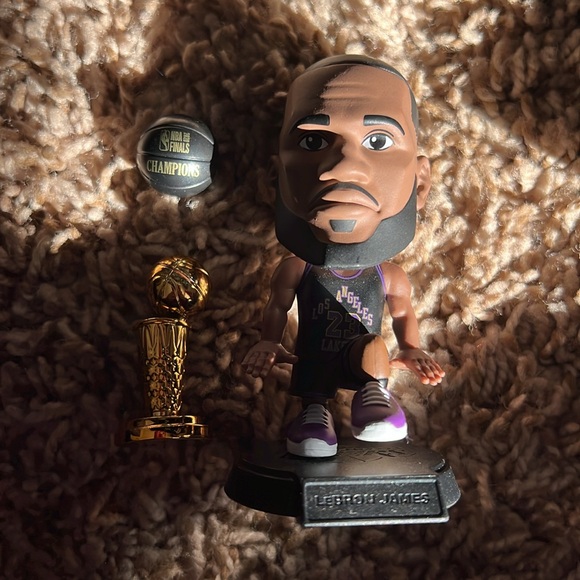 Zuru 5 Surprise Mini Brands NBA Ballers ULTRA RARE Lebron James - Picture 6 of 8